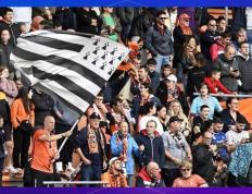 IM体育官网-包含里昂2-0击败里尔，重新夺得领先地位的词条