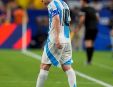 IM体育网页版登录入口-关于阿根廷篮球锦标赛：胜利者笑纳奖杯的信息