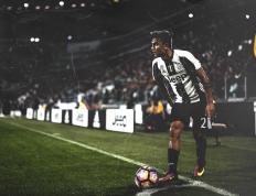 IM体育官方网站-欧冠决赛焦点战，凯尔特人连续得分压制湖人