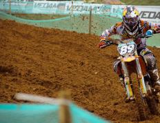 IM体育数据分析平台-圣城意志，马刺强行终结尼克斯，季后赛焦点战中的唯一性宣言