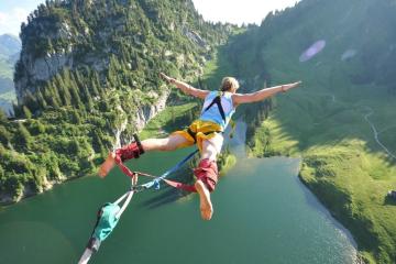 IM体育官方网站-红土之王与草地新篇，兹维列夫关键制胜背后的网球哲学