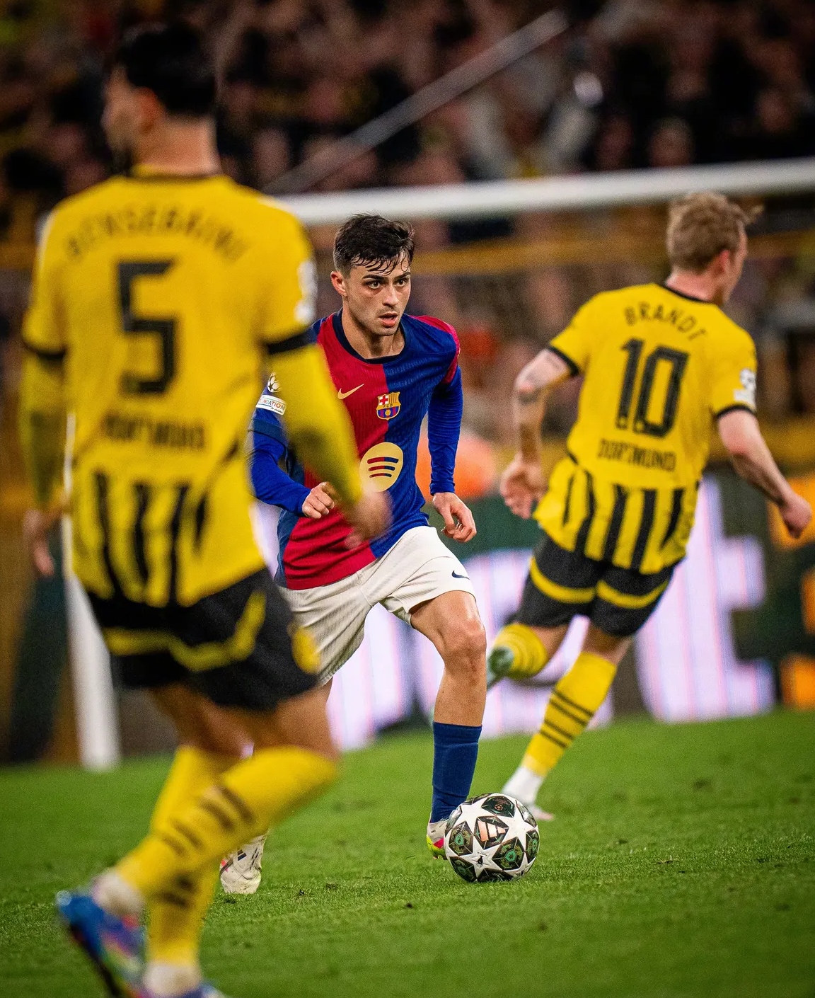 IM体育app-巴塞罗那成功晋级欧冠16强，梅西再现神迹领队队友翻盘惊险晋级！的简单介绍