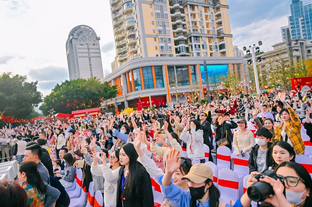 IM体育赛事直播入口-登上颁奖台，台下观众热情鼓掌