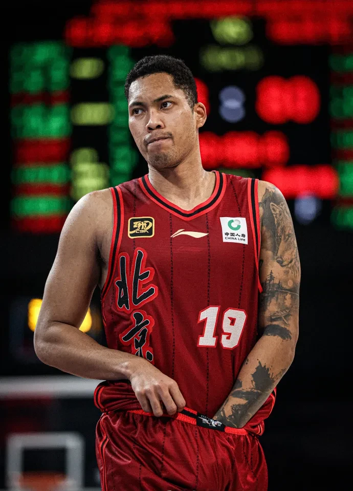 IM体育官方平台-篮网翻盘国王，周琦点燃赛场