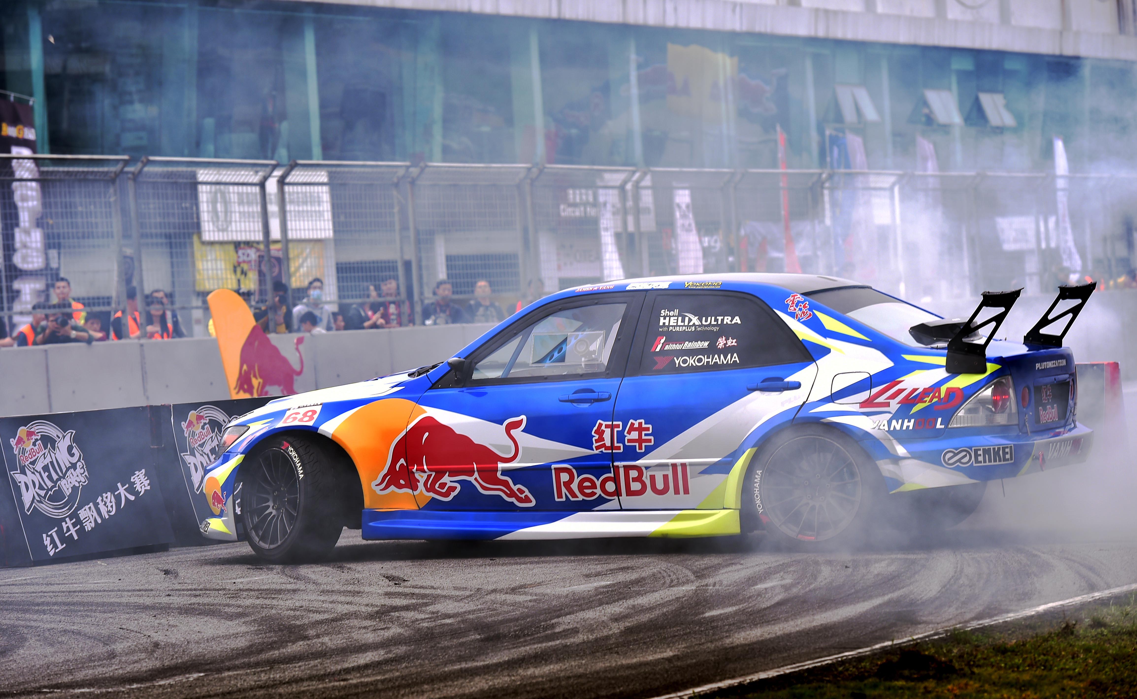 IM体育官方平台-红牛车队横扫雷诺车队，拉塞尔点燃赛场